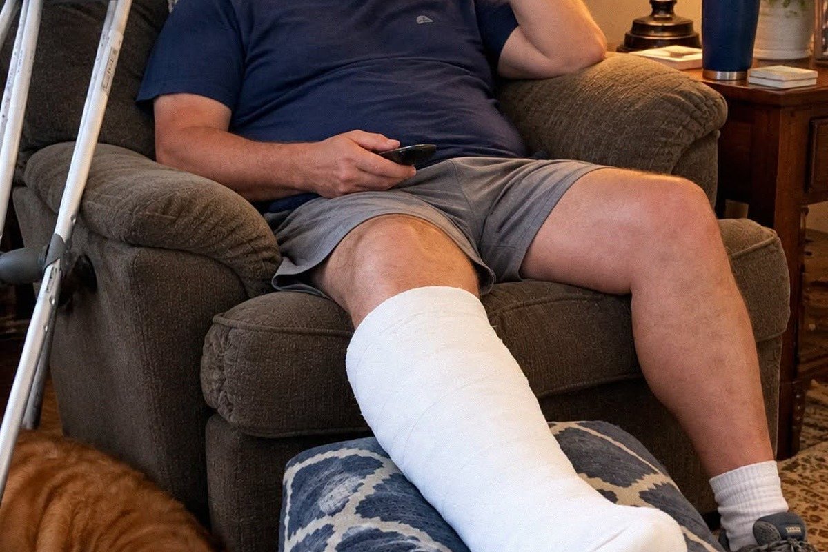 After 32 Years of Marriage, a Woman’s Husband Refused to Let Her Touch the Cast on His Right Leg – Then She Accidentally Saw What He Was Hiding Underneath It